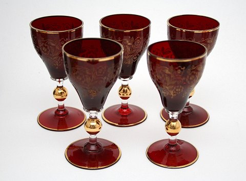 Røde Bøhmiske glas med guldciseringer